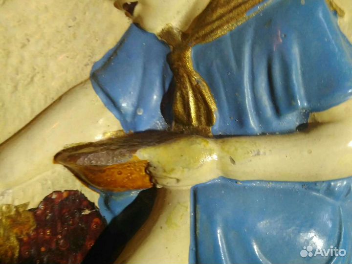 Гипсовое панно девочка кормящая голубей Германия