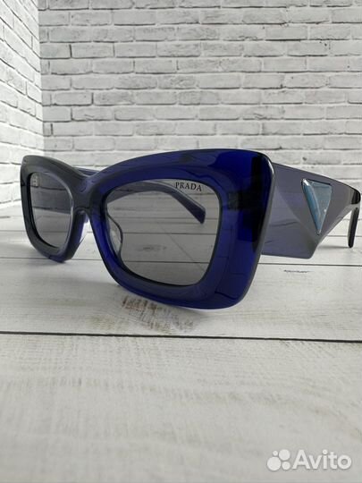 Солнцезащитные очки Prada
