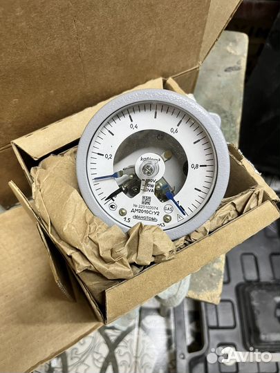 Манометр сигнализирующий