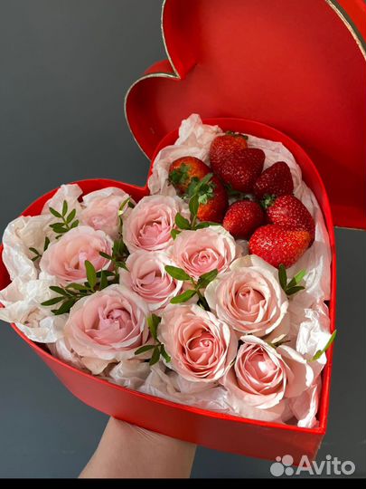 Клубника с цветами.Сердце с клубникой и цветами