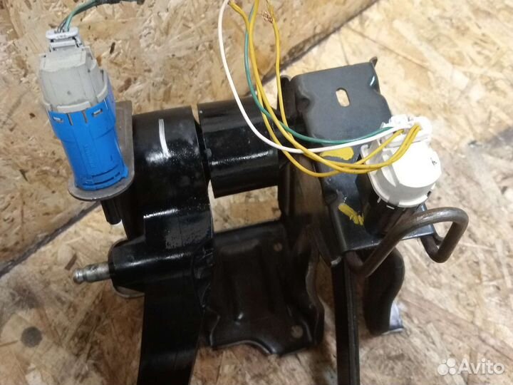 Педаль сцепления тормозная Renault Duster 1 K4M