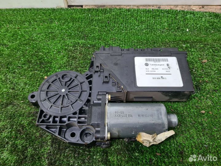 Моторчик стеклоподъемника задний левый VW Touareg