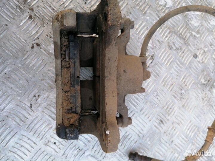 Суппорт передний правый Mitsubishi Pajero Sport