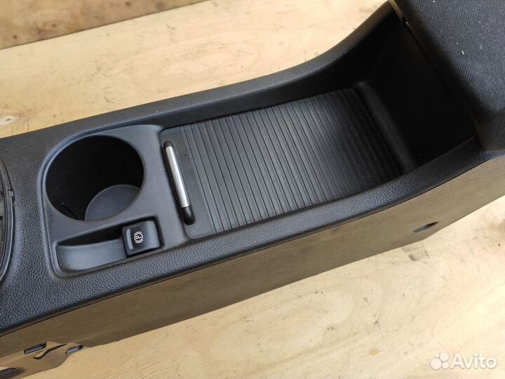 Подлокотник под Электро Ручник на Opel Astra J