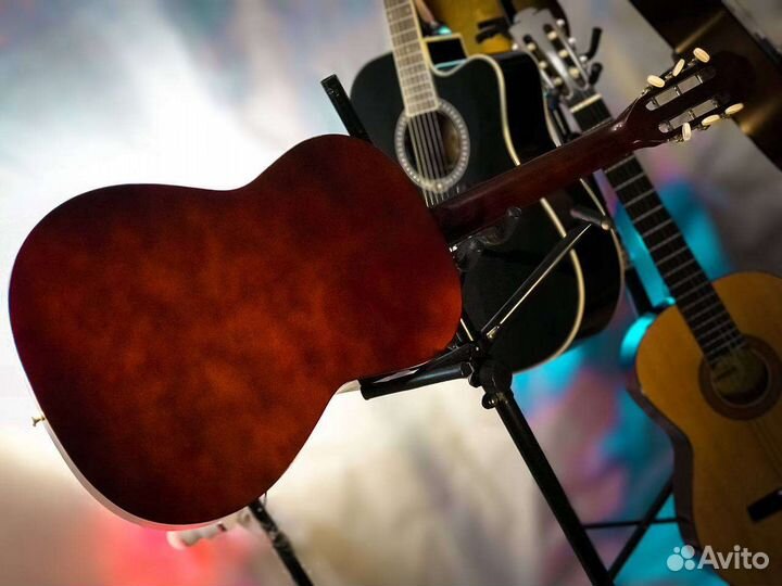 Классическая гитара с чехлом