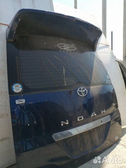 Дверь багажника Toyota Noah AZR60