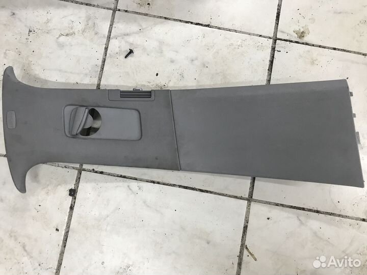 Обшивка средней стойки правая VW Touareg