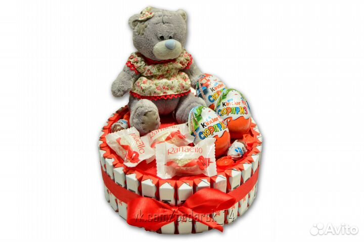 Сладкий подарочный торт с Киндер и мишкой