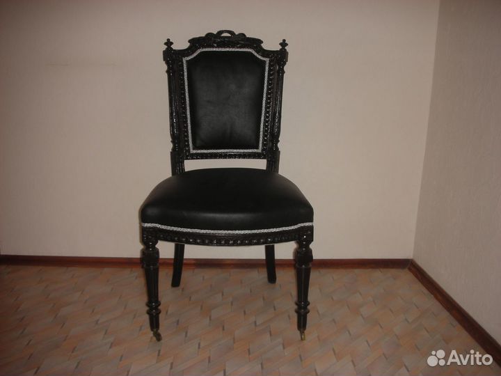 Стул старинный, мягкий