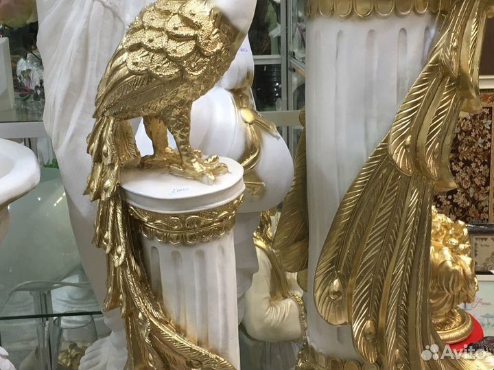 Фигура павлина на колонне