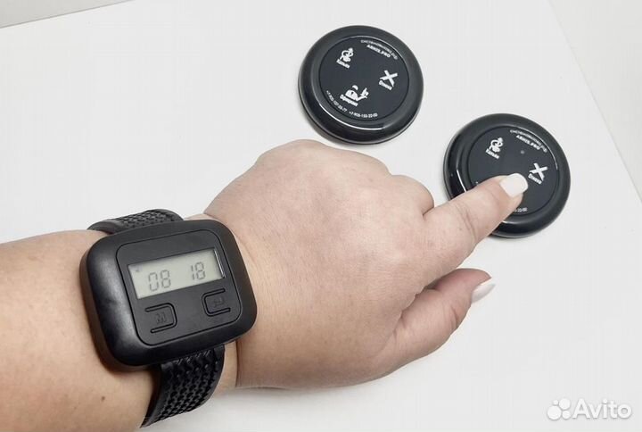 Часы и кнопки вызова официанта в ассортименте