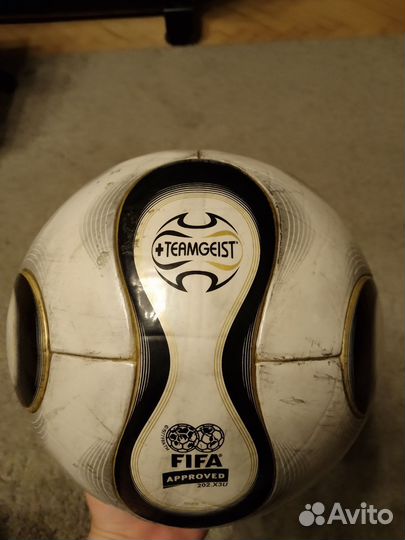 Футбольный мяч adidas teamgeist
