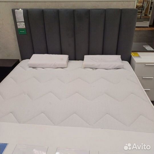 Кровать двуспальная с высоким изголовьем