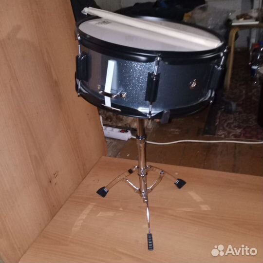 Рабочий с стойкой,палочками, тарелка с сто