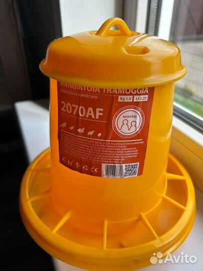 Кормушки для кур и другой птицы