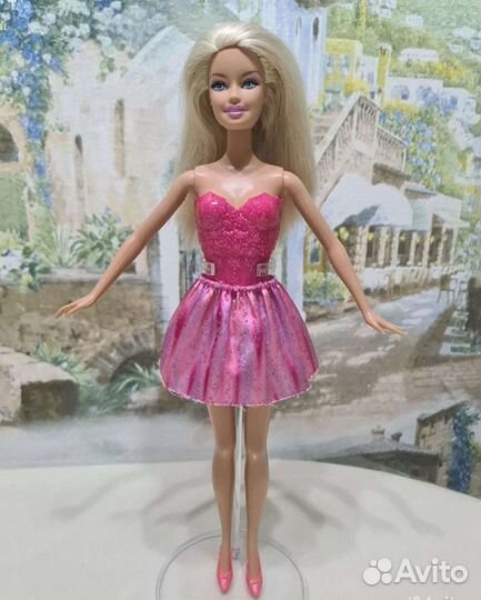 Лот одежды, обуви и аксессуаров для кукол Барби