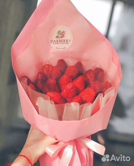 Сладкие букеты и наборы из клубники в шоколаде