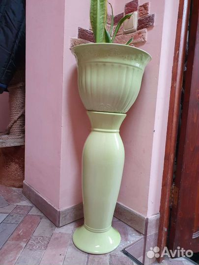 Кашпо для цветов на подставке. Керамика