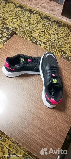 Кроссовки женские