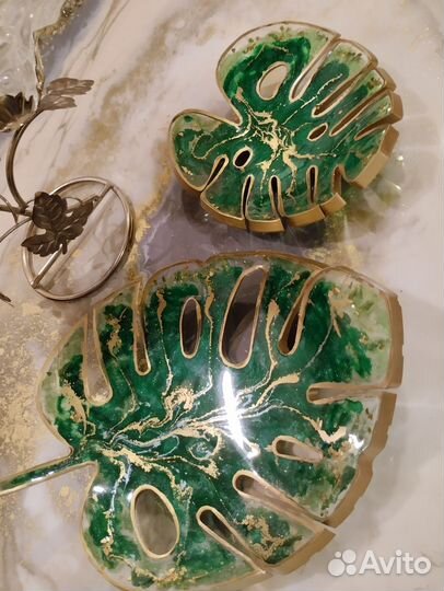 Чайный столик, часы, набор для подачи