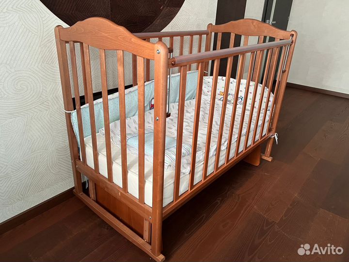 Детская кроватка с поперечным маятником