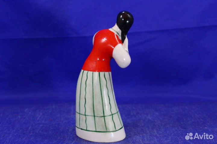 Статуэтка фарфоровая Девушка с гребешком расчесыва