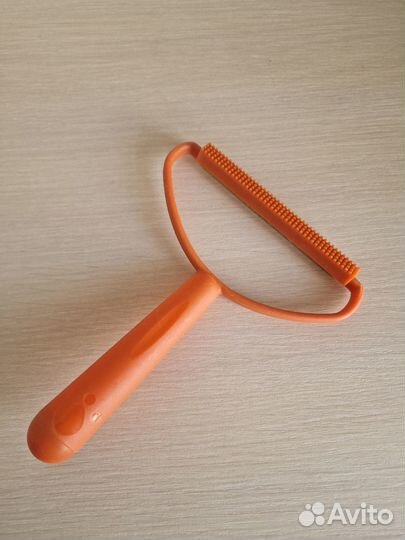 Щётка скребок для чистки одежды и ковров