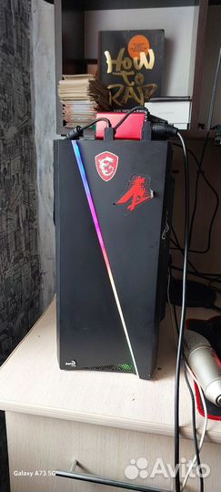 Игровой компьютер с монитором и клавиатурой