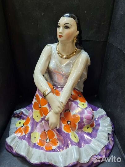 Статуэтка. Фарфор. СССР. цыганка. Дулёво. Есть пот
