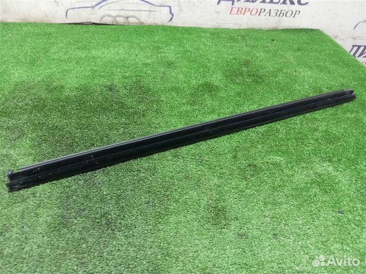 Накладка стекла переднего левого VW Tiguan 2007-2