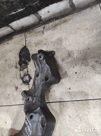 Кронштейн генератора Skoda Octavia A4 Tour 1.6