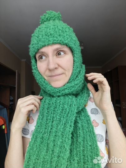 Вязаная шапка из букле с длинными ушами