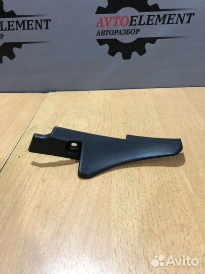 Накладка петли капота правая Рено Дастер