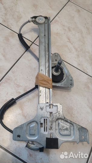 Стеклоподъемник механический задний правый