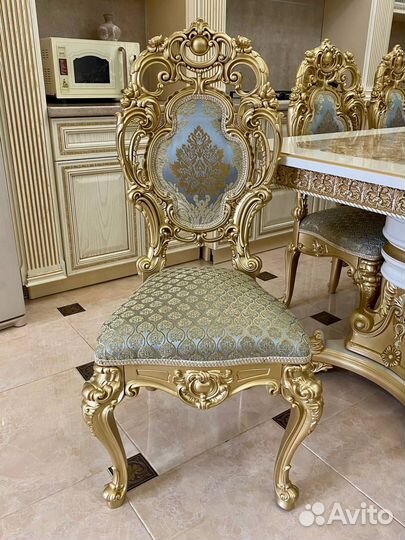 Стол и стулья в гостиную