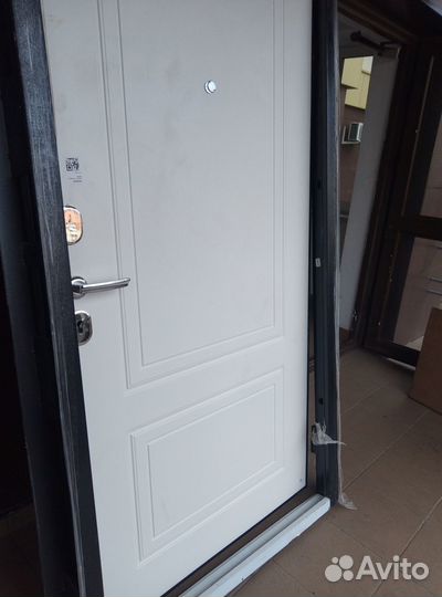 Продам входную дверь железную