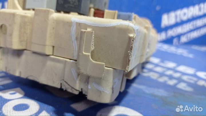 Блок предохранителей салона Toyota Avensis седан