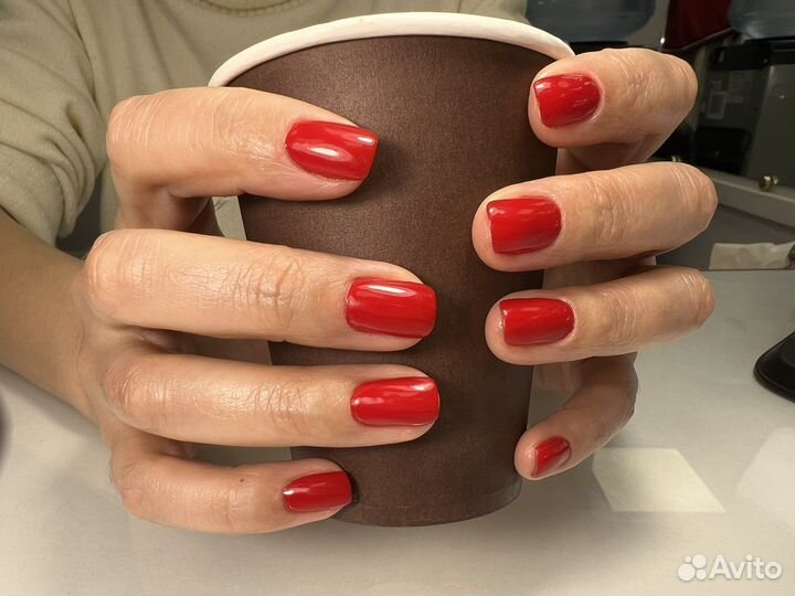 Мастер маникюра и педикюра в салоне