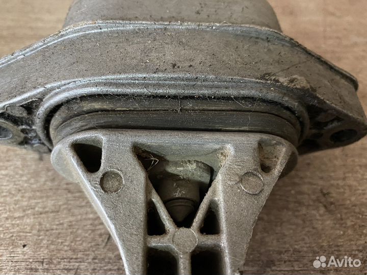 Опора двигателя задняя Golf 4 A3 Octavia