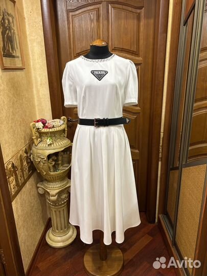 Prada новое платье с ремнем