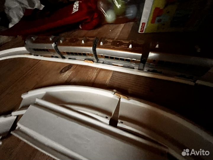 Игрушечный поезд на треке