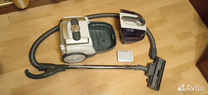 Пылесос безмешковый с аквафильтром 1800w