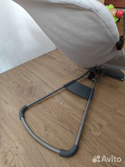 Шезлонг babybjorn с игрушкой оригинал