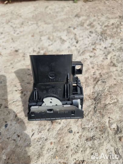 Дефлектор воздушный в торпедо правый Пассат Б-5