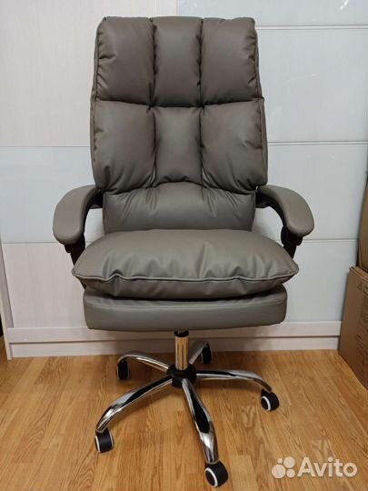 Компьютерные кресла руководителя новые с бесплатно