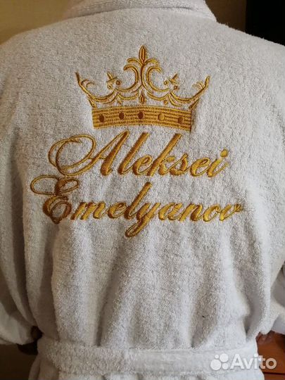 Халат с вышивкой белый