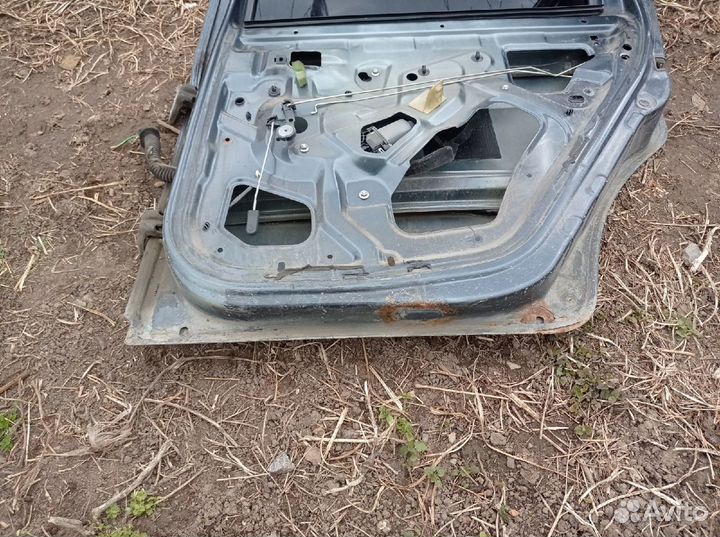 Правая задняя дверь рено логан 1