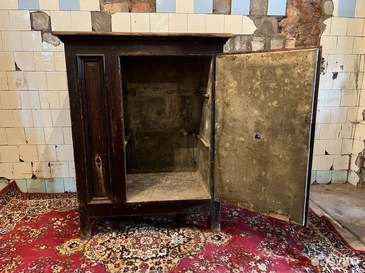 Старинный холодильник