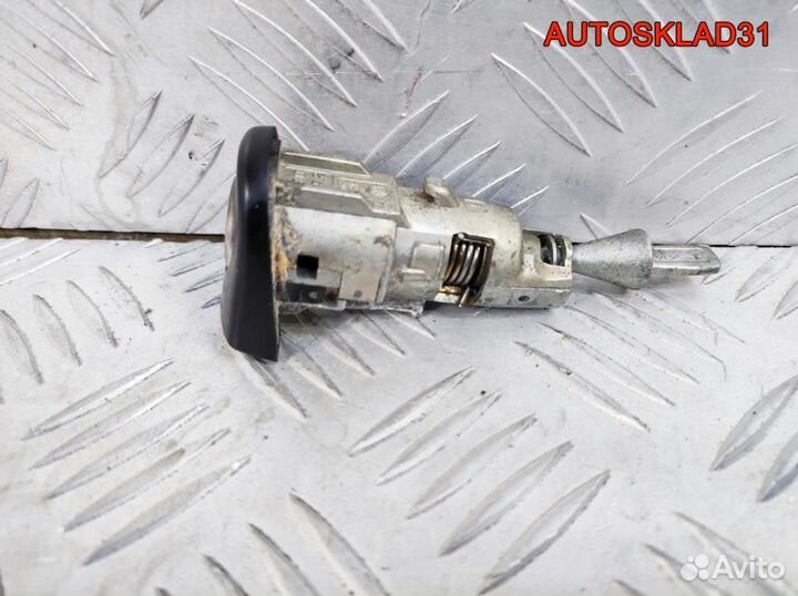 Вставка замка двери передней левой VW Golf 5