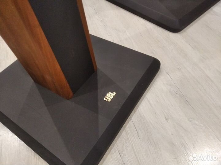 Стойки под полочную акустику